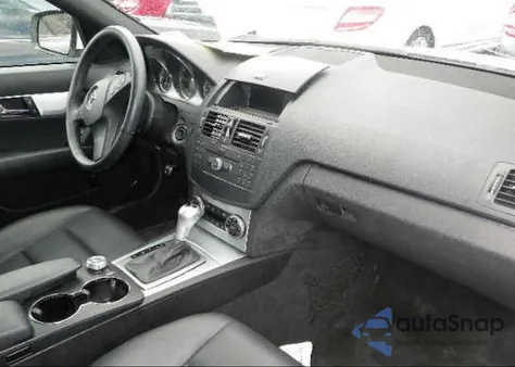 2009 Mercedes-Benz C300 z USA, uszkodzony, nr VIN WDDGF54X69R061899